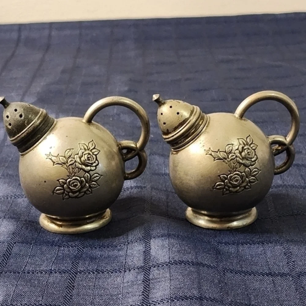 Vintage Metal Reg' D. Design Made In Japan‎ Salt And Pepper Shakers
